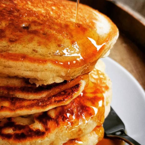 Ahornsirup auf Pancakes aus Sauerteigresten