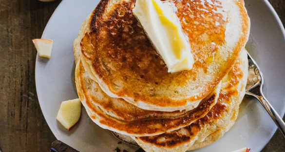 Serviervorschlag für Sauerteig-Pancakes mit Apfel und Schokolade