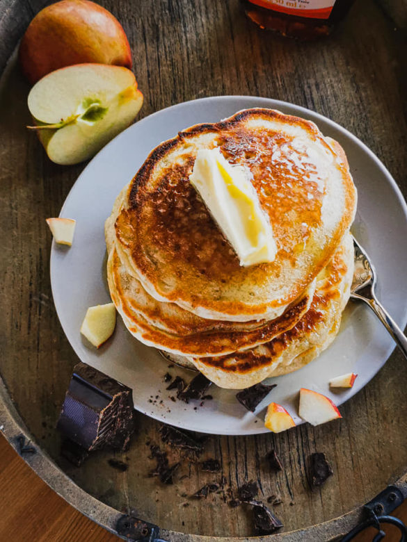 Serviervorschlag für Sauerteig-Pancakes mit Apfel und Schokolade