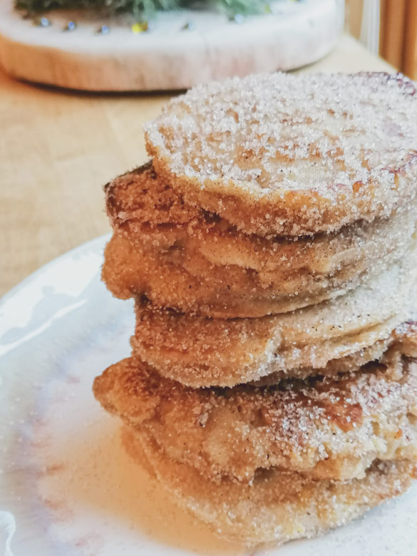 Wenn du die Pancakes mit geraspelten Äpfeln und Zimt-Zucker zubereitest, hast du perfekte Sauerteig-Apfelberliner