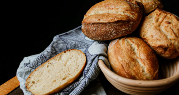 Ein Korb voller selbstgebackener knuspriger Weizenbrötchen wie vom Bäcker