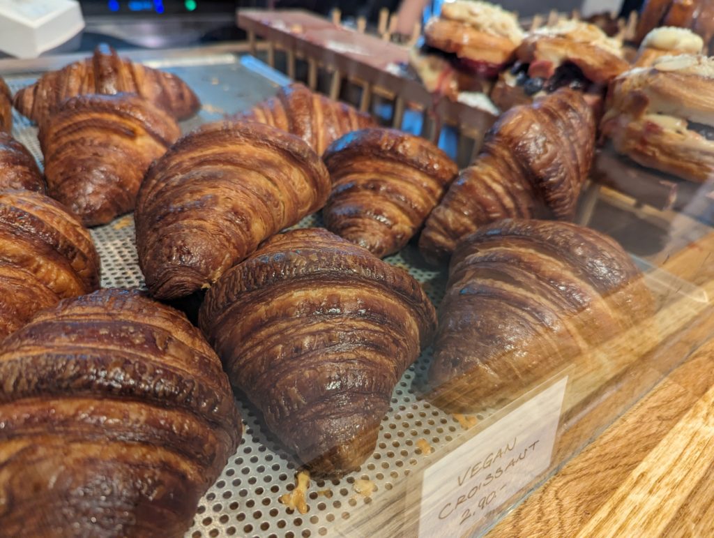 Gut ausgebackene Vegane Croissants