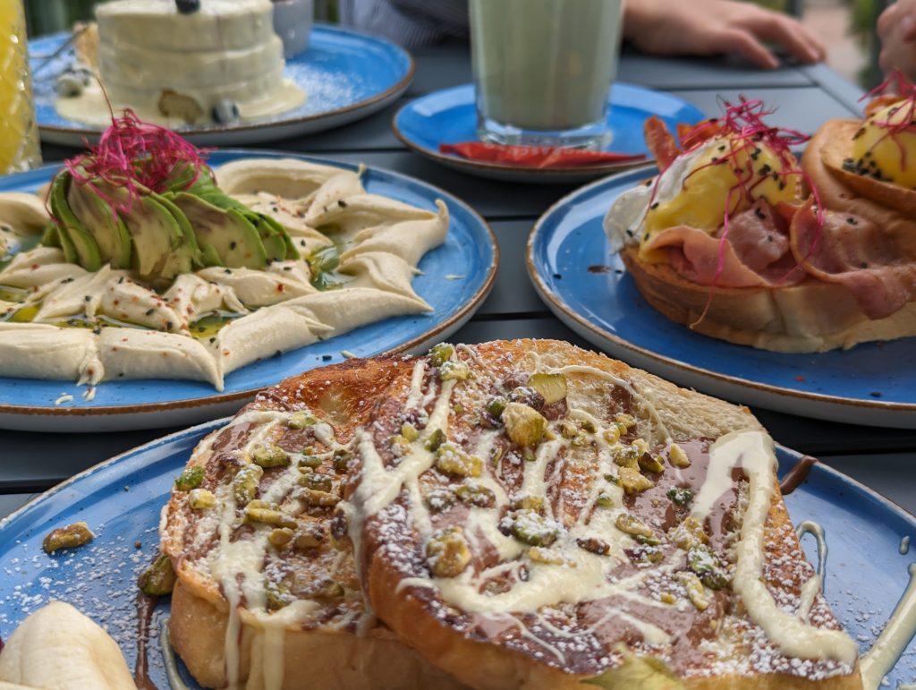 Frühstück im The Dawn mit einer klassischen Auswahl an veredeltem Brot