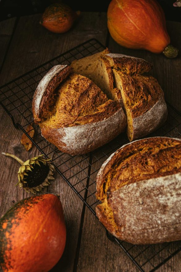 2 Brotlaibe aus Weizenteig mit Roggensauerteig und Hokkaidokürbis im Anschnitt