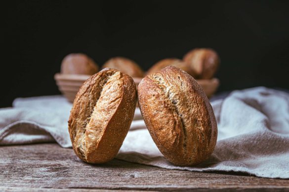 Knusprige selbstgebackene Weizenbrötchen