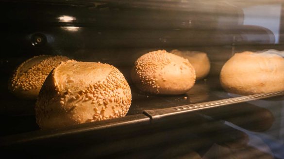 Selbstgebackene Weizenbrötchen gehen im Ofen wunderbar auf und werden voluminös