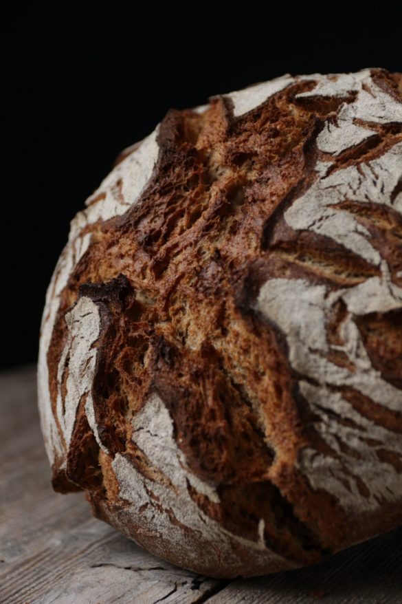 Die Brotkruste zeigt schöne dunkle Röstaromen